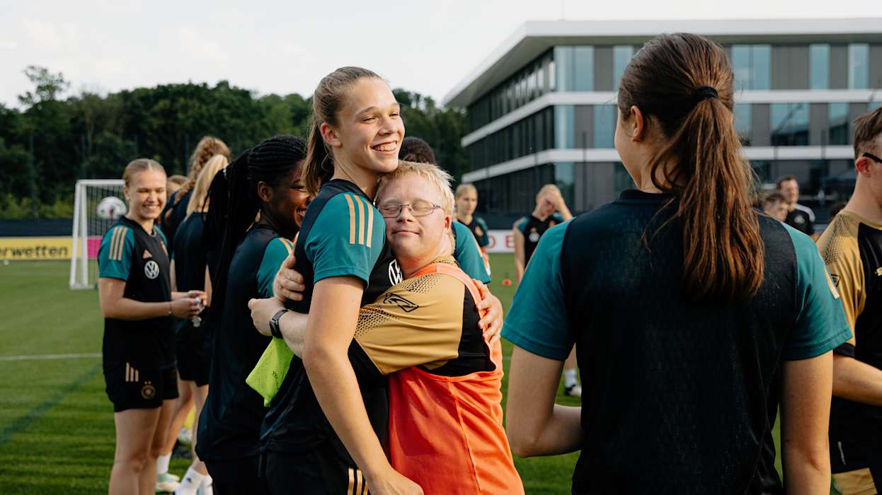Der beste Tag- Sonderformat mit der DFB U19 Frauen-Nationalmannschaft. DFB, Deutscher Fussball Bund, DFB-Campus, Der beste Tag- Sonderformat am DFB-Campus mit der DFB U19 Frauen-Nationalmannschaft. Zu Besuch sind die Vereine SV Teutonia 1910 Koeppern e.V undTG Jahn Trösel "Incredibles"Frankfurt am Main, 27.06.2024, Foto: Liam S. Curtis Mbella Ngom/DFB