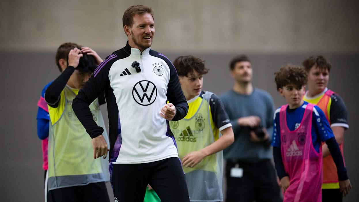 Der beste Tag mit Bundestrainer Julian Nagelsmann DFB, Deutscher Fussball-Bund, DFB-Campus, Der beste Tag mit Bundestrainer Julian Nagelsmann, Jugendliche des SV Ixheim und der SG Biberach trainieren am DFB-Campus mit Bundestrainer Julian Nagelsmann, Assistenztrainer Benjamin Glueck und Athletiktrainer Nicklas Dietrich, Frankfurt am Main, 27.11.2024, Foto: Thomas Boecker/DFB