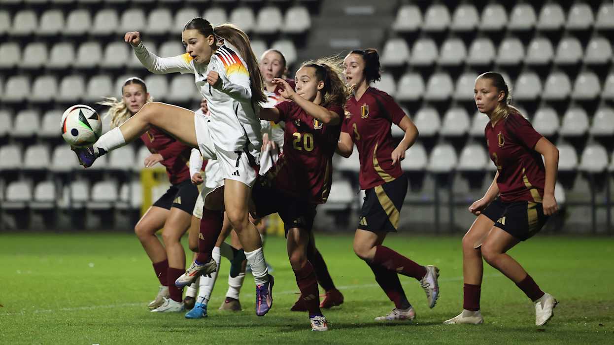 Deutschland, Belgien, U 23-Frauen, Länderspiel TUBIZE, BELGIUM - DECEMBER 02: Jasmien Mathys of Belgium (R) challenges Tuana Mahmoud of Germany (L) during the International friendly match between U23 Women's Belgium and U23 Women's Germany at Proximus Basecamp on December 02, 2024 in Tubize, Belgium. (Photo by Christof Koepsel/Getty Images for DFB)