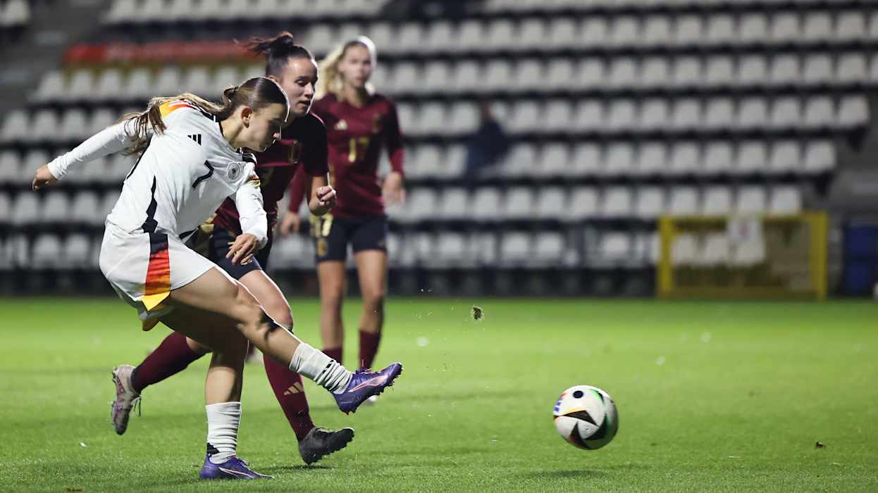 Deutschland, Belgien, U 23-Frauen, Länderspiel TUBIZE, BELGIUM - DECEMBER 02: Loredabna Humartus of Belgium (R) challenges Tuana Mahmoud of Germany (L) during the International friendly match between U23 Women's Belgium and U23 Women's Germany at Proximus Basecamp on December 02, 2024 in Tubize, Belgium. (Photo by Christof Koepsel/Getty Images for DFB)