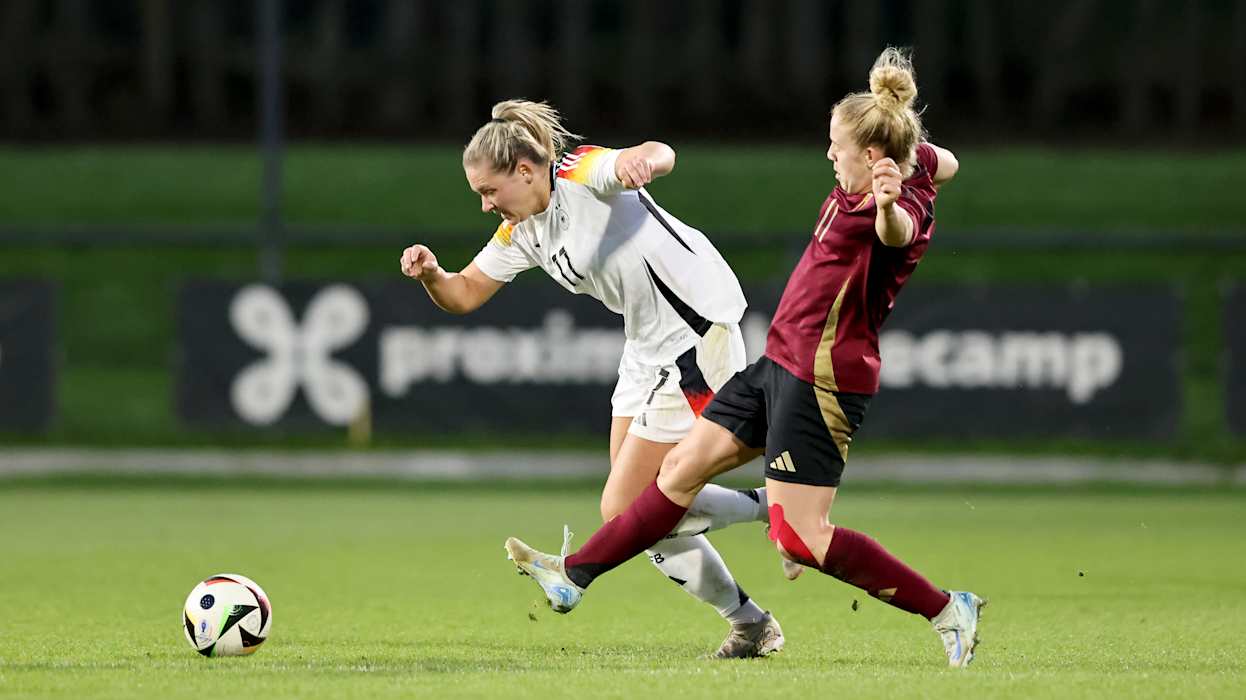 Deutschland, Belgien, U 23-Frauen, Länderspiel TUBIZE, BELGIUM - DECEMBER 02: Elena Dhont of Belgium (R) challenges Marleen Schimmer of Germany (L) during the International friendly match between U23 Women's Belgium and U23 Women's Germany at Proximus Basecamp on December 02, 2024 in Tubize, Belgium. (Photo by Christof Koepsel/Getty Images for DFB)