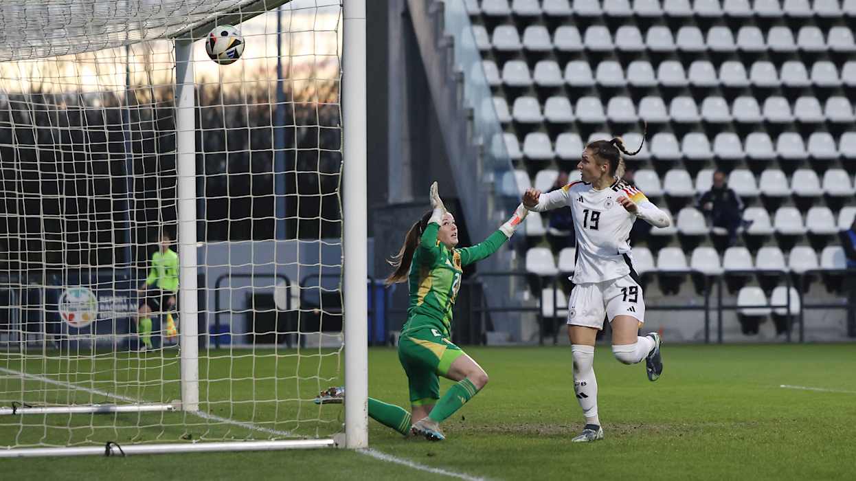 Deutschland, Belgien, U 23-Frauen, Länderspiel TUBIZE, BELGIUM - DECEMBER 02: Sophie Weidauer of Germany scores the first goal against Aude Walbillig of Belgium (L) during the International friendly match between U23 Women's Belgium and U23 Women's Germany at Proximus Basecamp on December 02, 2024 in Tubize, Belgium. (Photo by Christof Koepsel/Getty Images for DFB)