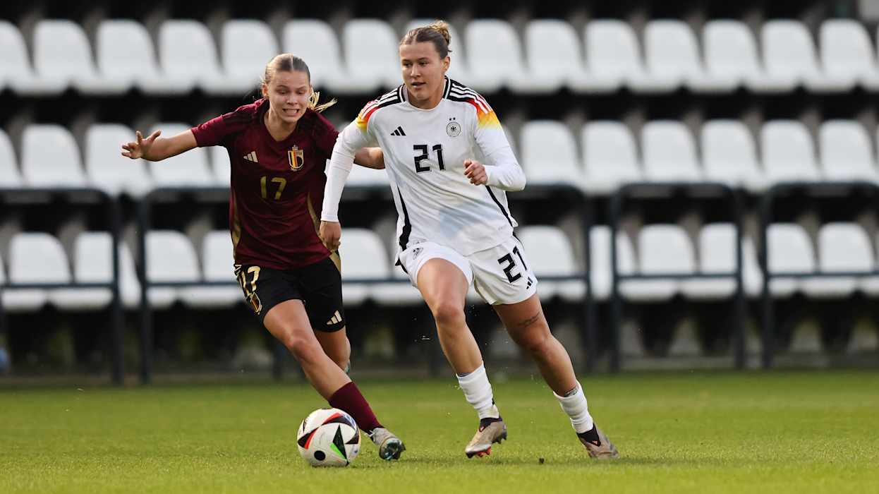 Deutschland, Belgien, U 23-Frauen, Länderspiel TUBIZE, BELGIUM - DECEMBER 02: (L-R) Lore Jacobs of Belgium challenges Larissa Muehlhaus of Germany during the International friendly match between U23 Women's Belgium and U23 Women's Germany at Proximus Basecamp on December 02, 2024 in Tubize, Belgium. (Photo by Christof Koepsel/Getty Images for DFB)