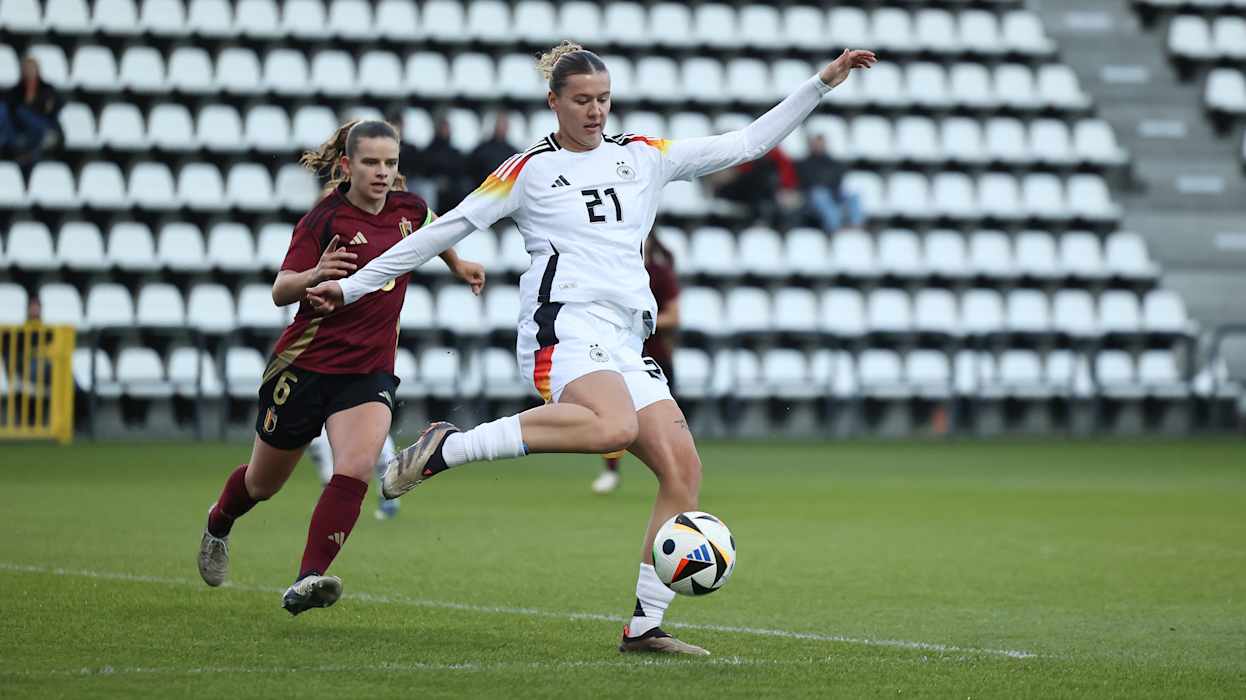 Deutschland, Belgien, U 23-Frauen, Länderspiel TUBIZE, BELGIUM - DECEMBER 02: (L-R) Karlijn Helsen of Belgium challenges Larissa Muehlhaus of Germany during the International friendly match between U23 Women's Belgium and U23 Women's Germany at Proximus Basecamp on December 02, 2024 in Tubize, Belgium. (Photo by Christof Koepsel/Getty Images for DFB)