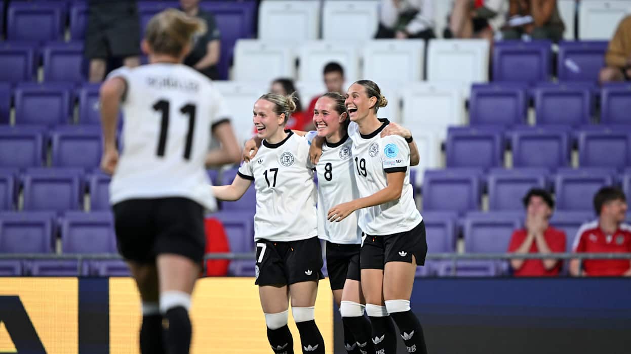 VIENNA, AUSTRIA - JUNE 03: Sydney Lohmann of Germany celebrates scoring her team's first goal with team mates during the UEFA Women's Nations League 2024/25 Grp A1 MD6 match between Austria and Germany at  on June 03, 2025 in Vienna, Austria. (Photo by Christian Bruna/Getty Images)