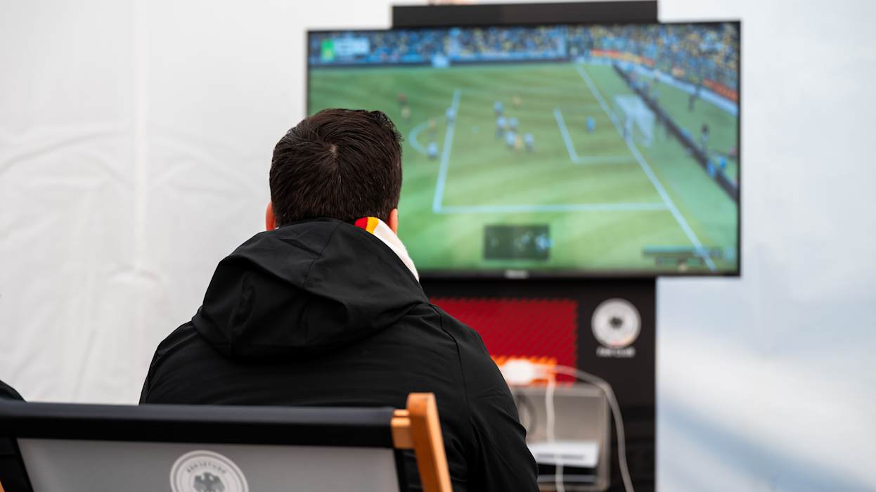 Länderspiel Deutschland vs. Ghana, Stuttgart, 30.03.2026. Fans spielen vor Spielbeginn im DFB Fan-Club-Zelt an einer Spielekonsole. Foto: Silas Stein/picture-alliance/DFB