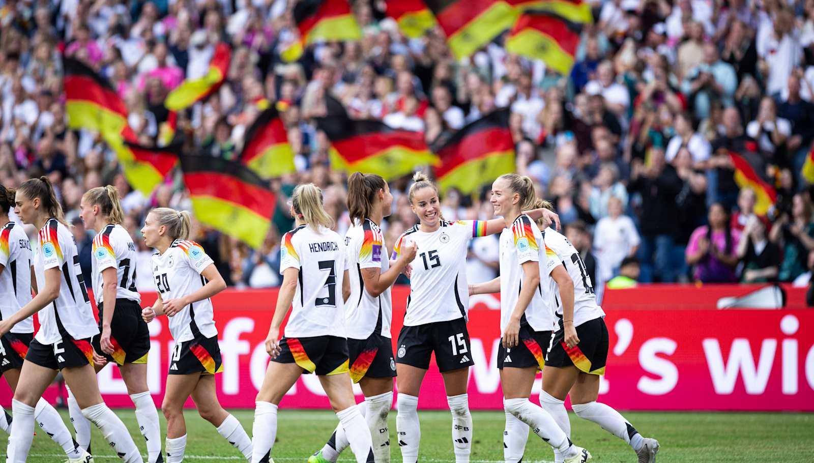 DFB Frauen-Nationalmannschaft ISLGER/GERAUT DFB Frauen-Nationalmannschaft, German Womens National Team, EM-Qualifikationsspiel gegen Oesterreich, Heimspiel, Giulia Gwinn, Lea Schueller, Heinz von Heiden Arena, Hannover, 16.07.2024, Foto: Yuliia Perekopaiko/DFB