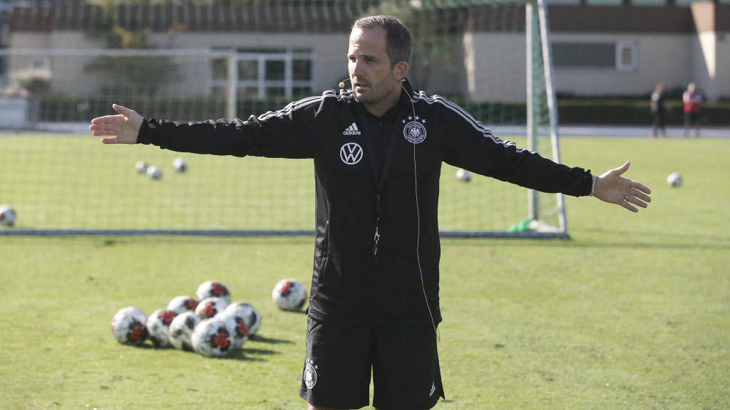 Manuel Baum, Trainer der deutschen U 20, leitet eine Übung beim DFB-Elite-Jugend-Lizenz-Fortbildungs-Workshop 