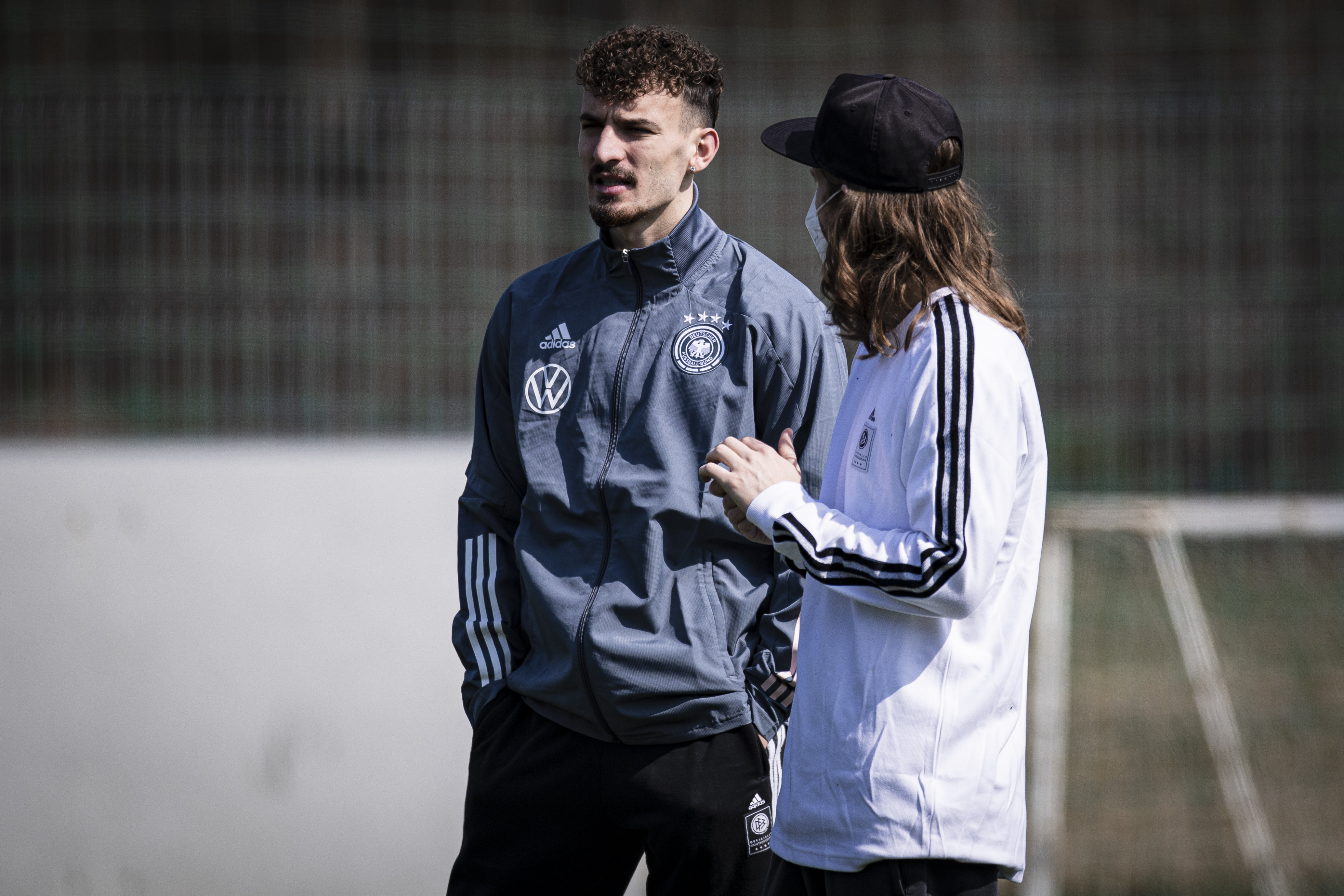 DFB U21 Nationalmannschaft – UEFA Under21 Euro 2021, Training auf dem Trainingsplatz in Gardony/HUN, Mergim Berisha #11, Christoph Herr (Sportpsychologe), Gardony/HUN, 26.03.2021, Foto: Thomas Boecker/DFB, 