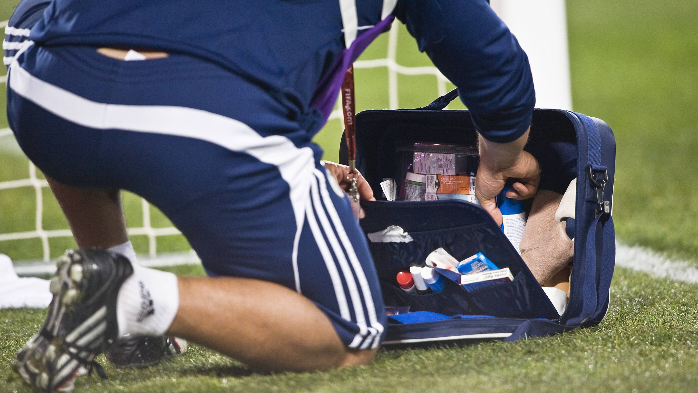 Platzhalter, Symbolbild, Medizin, Medizintasche, Arzt, Teamarzt, Medizinkoffer