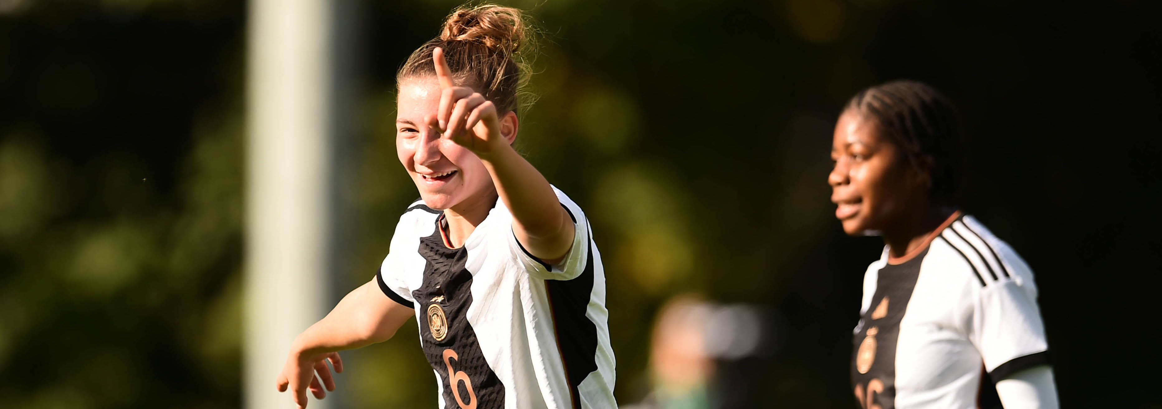 Fußball EM Qualifikation U17, U 17 Juniorinnen: Deutschland - Ukraine am 14.10.2023 in der Sportschule Wedau in Duisburg Fußball EM Qualifikation U17, U 17 Juniorinnen: Deutschland - Ukraine am 14.10.2023 in der Sportschule Wedau in Duisburg Torjubel zum 5:0 durch Tessa Zimmermann Deutschland DFB regulations prohibit any use of photographs as image sequences and/or quasi-video. Nordrhein-Westfalen Deutschland *** Soccer European Championship Qualification U17 Junior Women Germany Ukraine on 14 10 2023 at Sportschule Wedau in Duisburg Goal celebration to 5 0 by Tessa Zimmermann Germany DFB regulations prohibit any use of photographs as image sequences and or quasi video Nordrhein Westfalen Germany