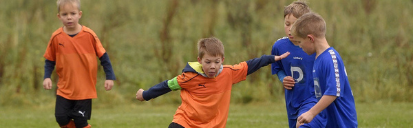 29 10 2016 F Schüler Fussball in Rammingen Bayern F Junioren Fussballspiel Rammingen Zaiserts 29.10.2016, F-Schüler-Fussball in Rammingen (Bayern), F-Junioren Fussballspiel, Rammingen - Zaisertshofen. Aaron Rückl (Rammingen) am Ball. (Modelreleased) PUBLICATIONxNOTxINxSUI29 10 2016 F Students Football in Rammingen Bavaria F Juniors Football game Rammingen Aaron Rückl Rammingen at Ball Model Released PUBLICATIONxNOTxINxSUI