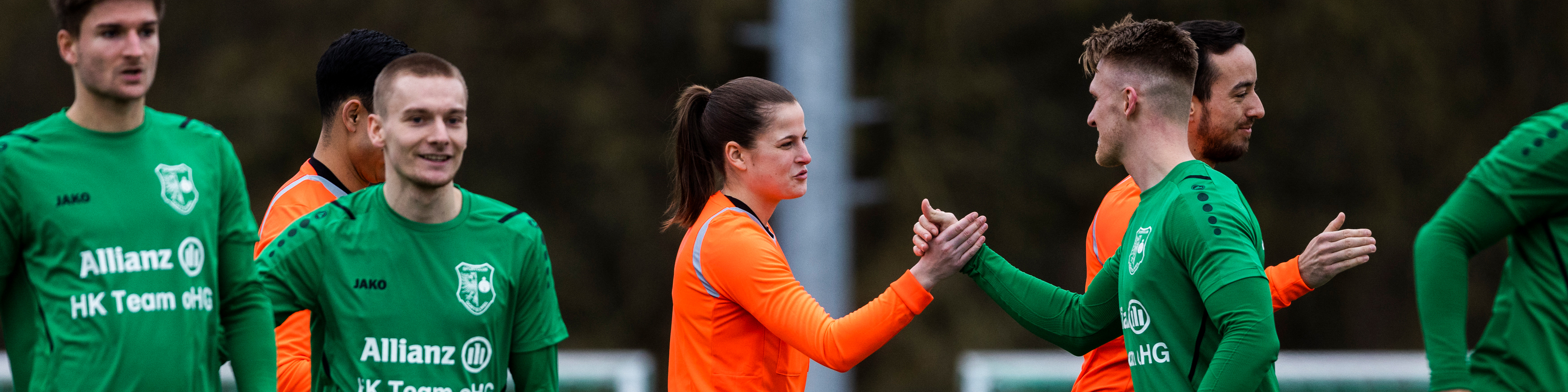BAD VILBEL, GERMANY - MARCH 05: Anne Uersfeld checks out with players on March 5, 2023 in Bad Vilbel, Germany.  (Photo by Mika Volkmann/Getty Images for DFB)