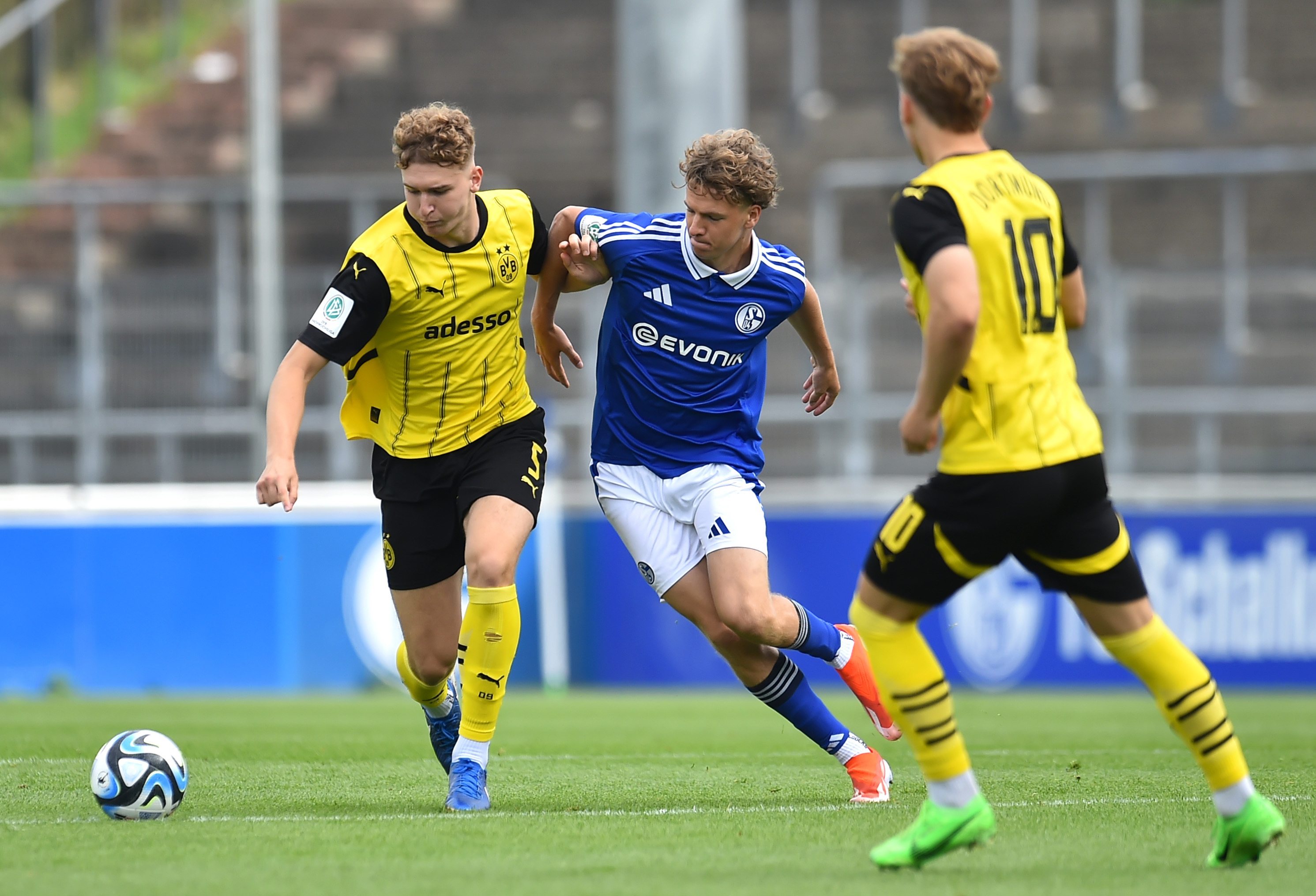Schalke 04 - Borussia Dortmund Fußball U19-Nachwuchsliga 2. SPIELTAG: Schalke 04 - Borussia Dortmund am 10.08.2024 im Parkstadion in GelsenkirchenElias Benkara ( Borussia Dortmund U19 ), links - Mika Tom Wallentowitz ( Schalke 04 U19 ), rechtsFoto: Thorsten Tillmann / FUNKE Foto Services