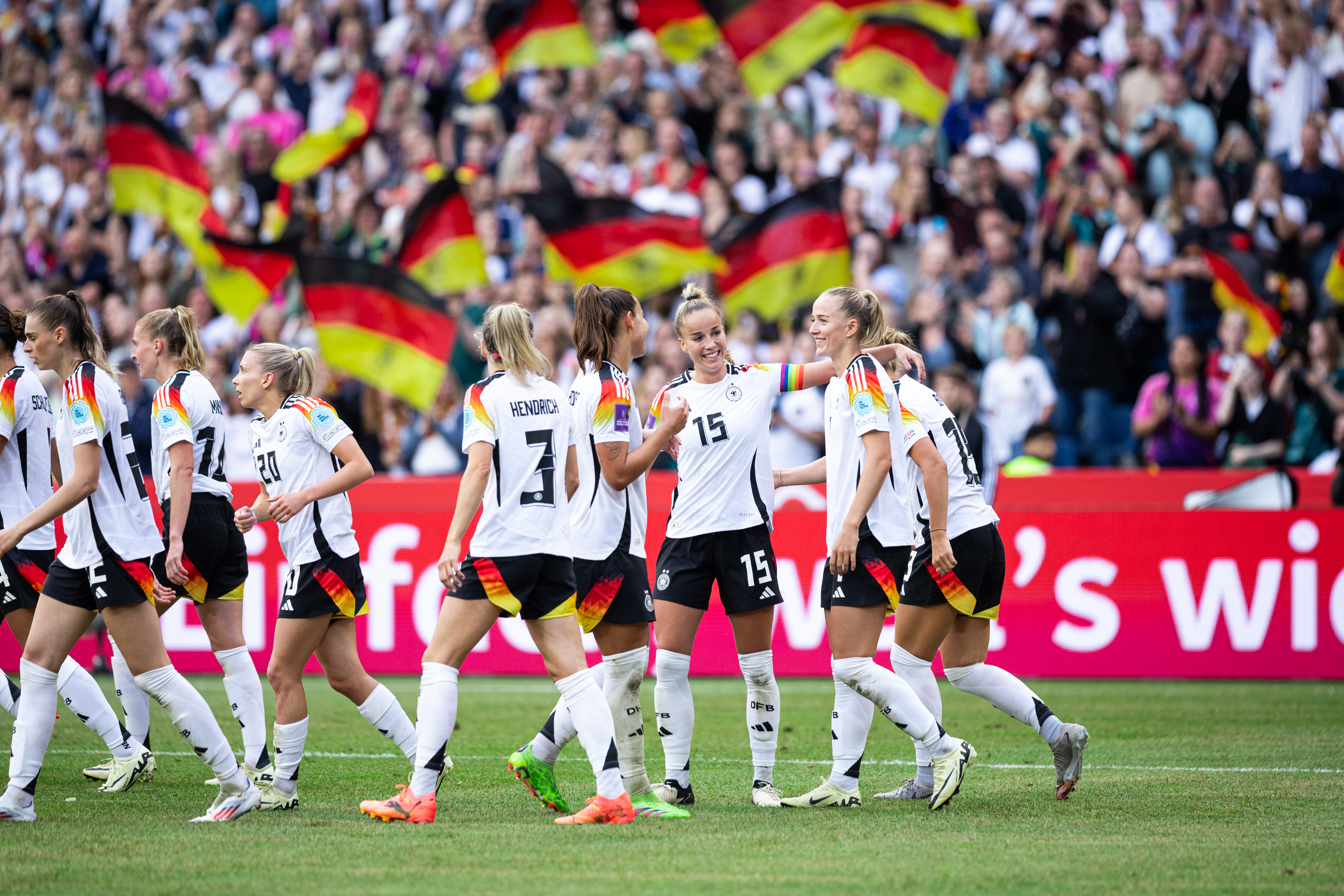 DFB Frauen-Nationalmannschaft, German Womens National Team, EM-Qualifikationsspiel gegen Oesterreich, Heimspiel, Giulia Gwinn, Lea Schueller, Heinz von Heiden Arena, Hannover, 16.07.2024, Foto: Yuliia Perekopaiko/DFB 