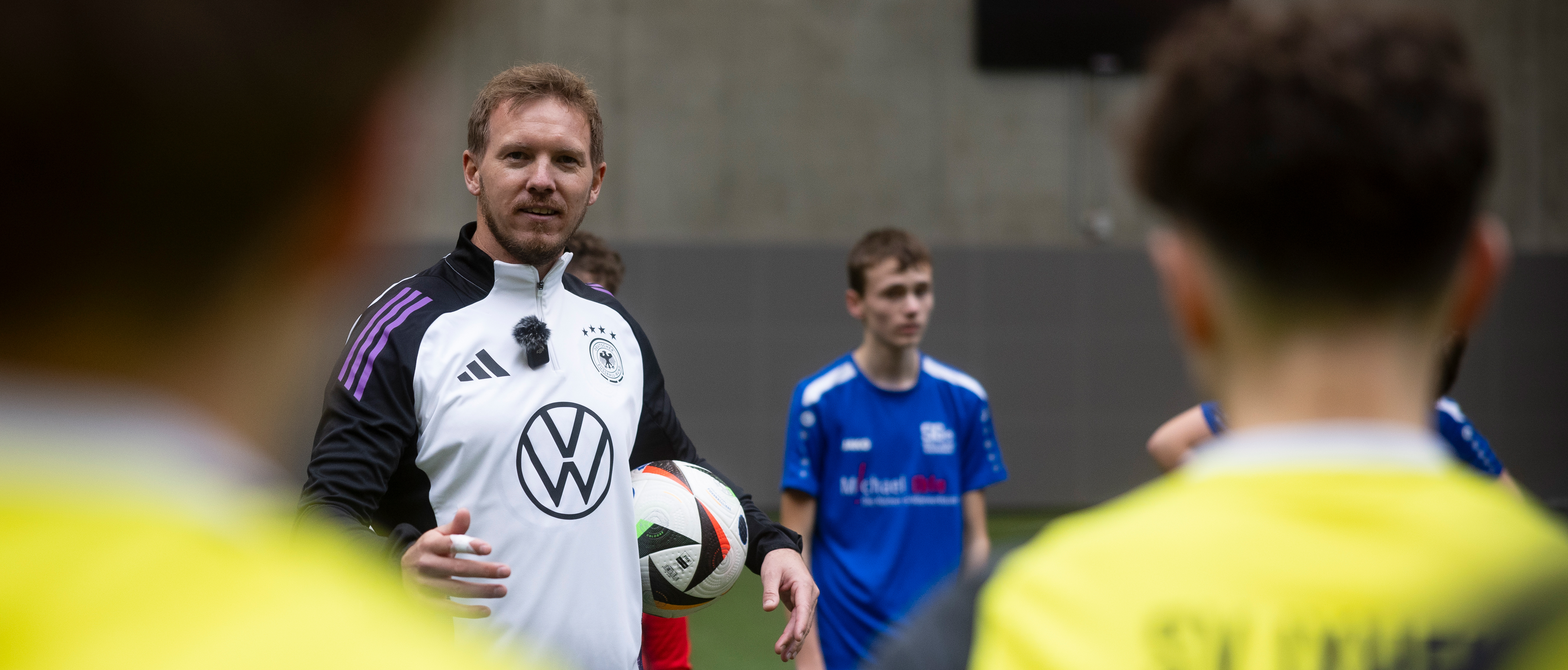 Der beste Tag mit Bundestrainer Julian Nagelsmann DFB, Deutscher Fussball-Bund, DFB-Campus, Der beste Tag mit Bundestrainer Julian Nagelsmann, Jugendliche des SV Ixheim und der SG Biberach trainieren am DFB-Campus mit Bundestrainer Julian Nagelsmann, Assistenztrainer Benjamin Glueck und Athletiktrainer Nicklas Dietrich, Frankfurt am Main, 27.11.2024, Foto: Thomas Boecker/DFB