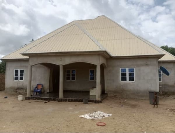 Multi-Unit Residential Property with Shops for sale in Welfare Quarters, Makurdi, Benue