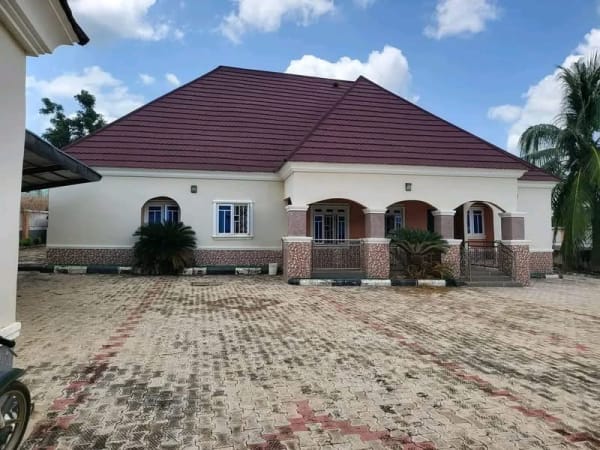 Spacious 5-Bedroom Bungalow for Sale for sale in 3rd plot from tarred road, opposite BIPC factory, George Akume Way, Makurdi, Benue