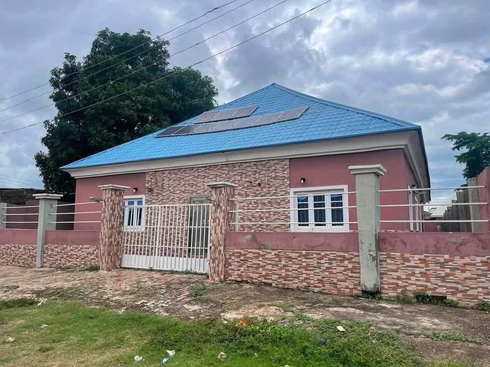 Big Warehouse with 3 Single Rooms for sale in High level, Makurdi, Benue