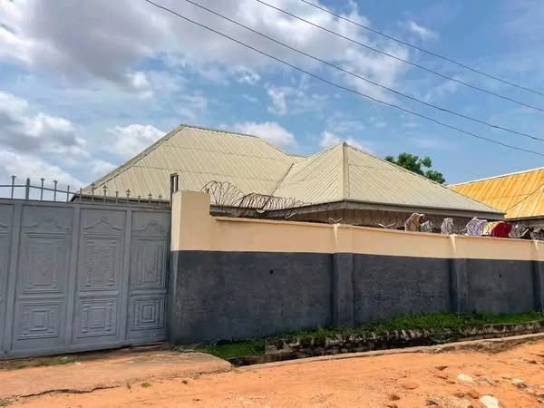 Additional view of 3 Bedroom Flat with Shop