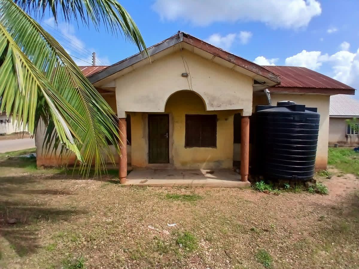 Two Bedroom Flat for Rent for rent in Owner Occupier Quarters along the tarred Road, Makurdi, Benue