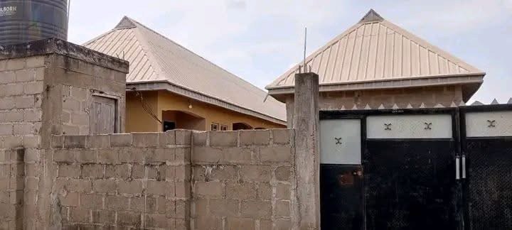Eleven Self-Contained Units and One-Bedroom Flat for sale in Makurdi, Benue