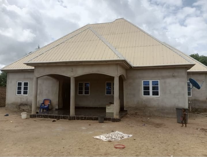 Multi-Unit Residential Property with Shops for sale in Welfare Quarters, Makurdi, Benue