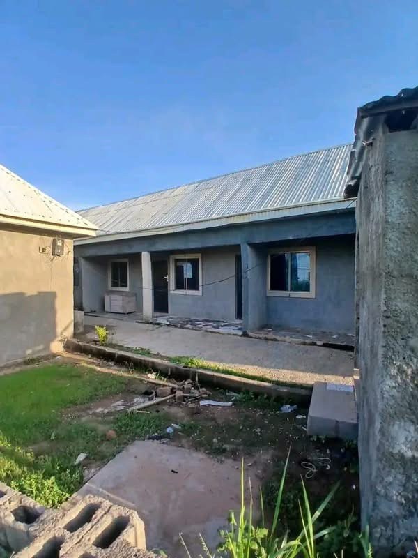House with rooms and self-contained apartment for sale in Naka road, Makurdi, Benue