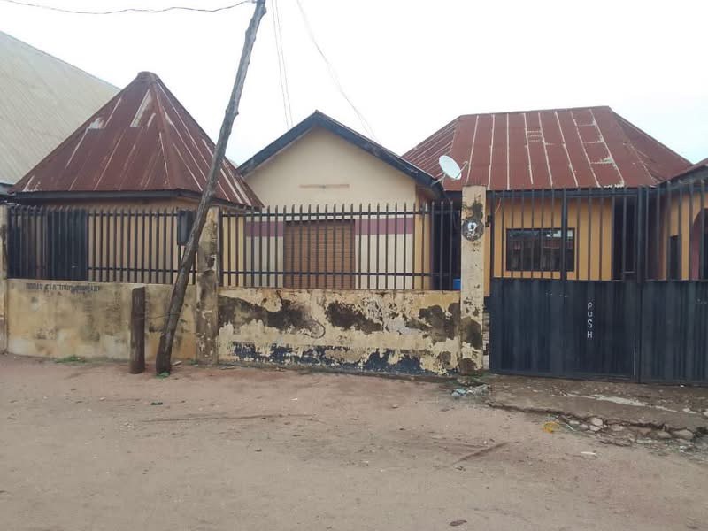 Commercial Bungalow with Warehouse and Apartments for sale in Behind JED/NEPA head office j.s tarkaa way, at union bank round Gboko benue state., Gboko, Benue