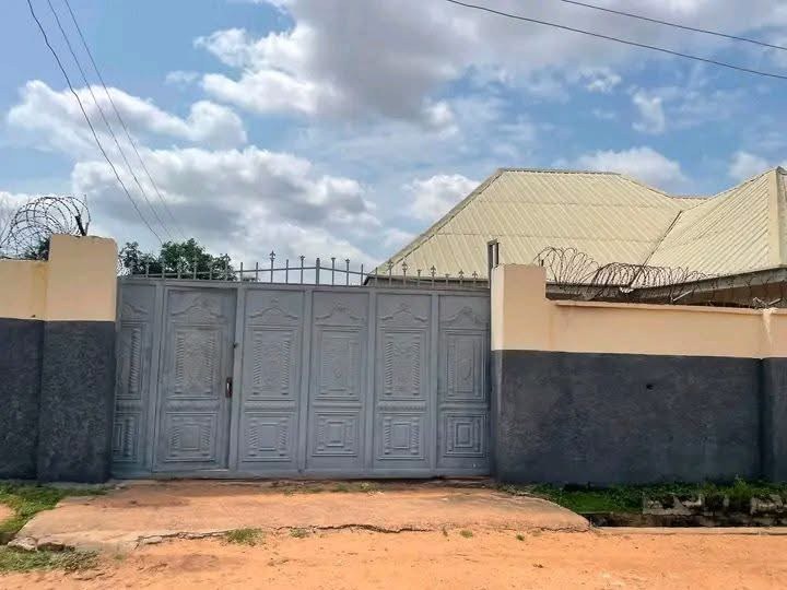 Additional view of 3 Bedroom Flat with Shop