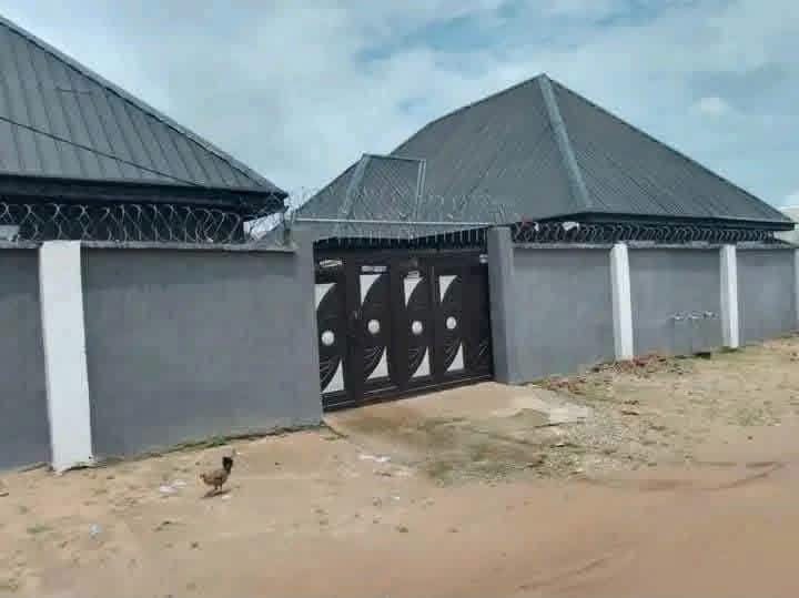 Standard 3-Bedroom Flat with Multiple Units for sale in Demekpe, Makurdi, Benue
