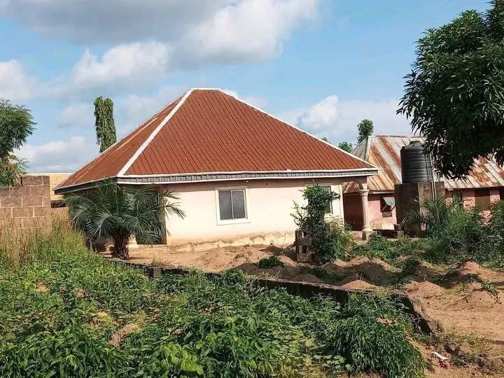 2 Bedroom Flat on 100x50ft Land for sale in New Road, Gboko, Benue