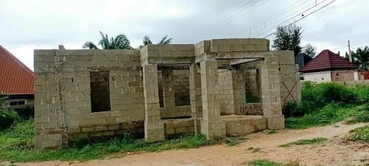 Standard 3-Bedroom Carcass Home in Makurdi for sale in Owners Occupier Phase-1, off George Akume way, Makurdi, Benue