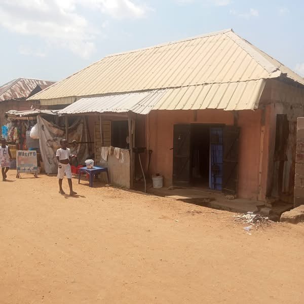 House with 10 Rooms and 3 Shops for sale in High Level, Makurdi, Benue