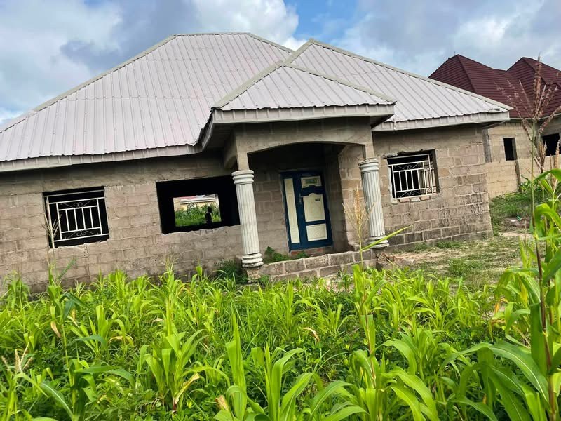 Uncompleted 3-Bedroom Flat in Makurdi for sale in Nyon (After NKST), Makurdi, Benue