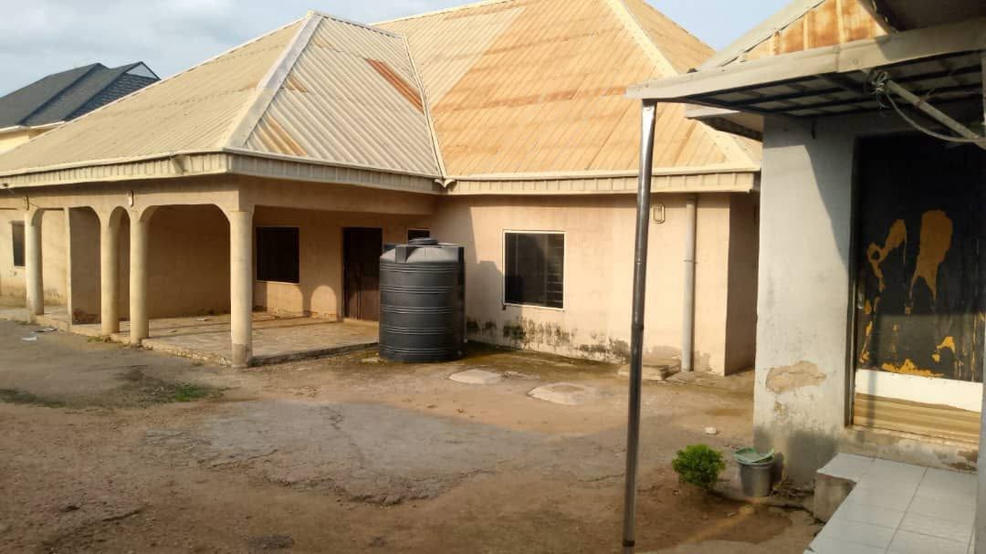 Compound with Flats and Self-Contains for sale in Ada Chenge Street, Makurdi, Benue