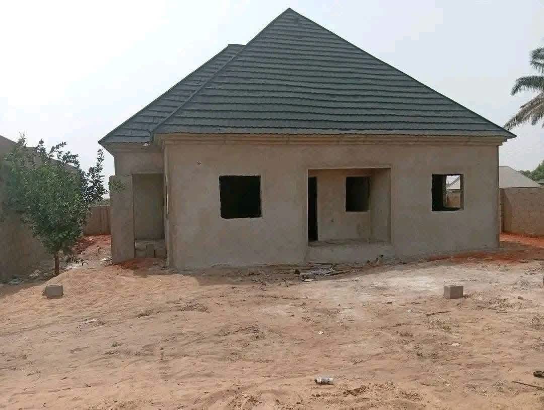 Uncompleted Flats with 3-Bedroom Structure for sale in Tse-kwembe, Yaikyo-New Road, Makurdi, Benue