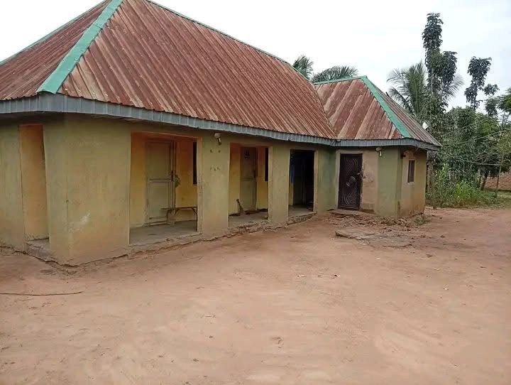 Plot of Land with Four Single Rooms for sale in Yaikyor, Makurdi, Benue