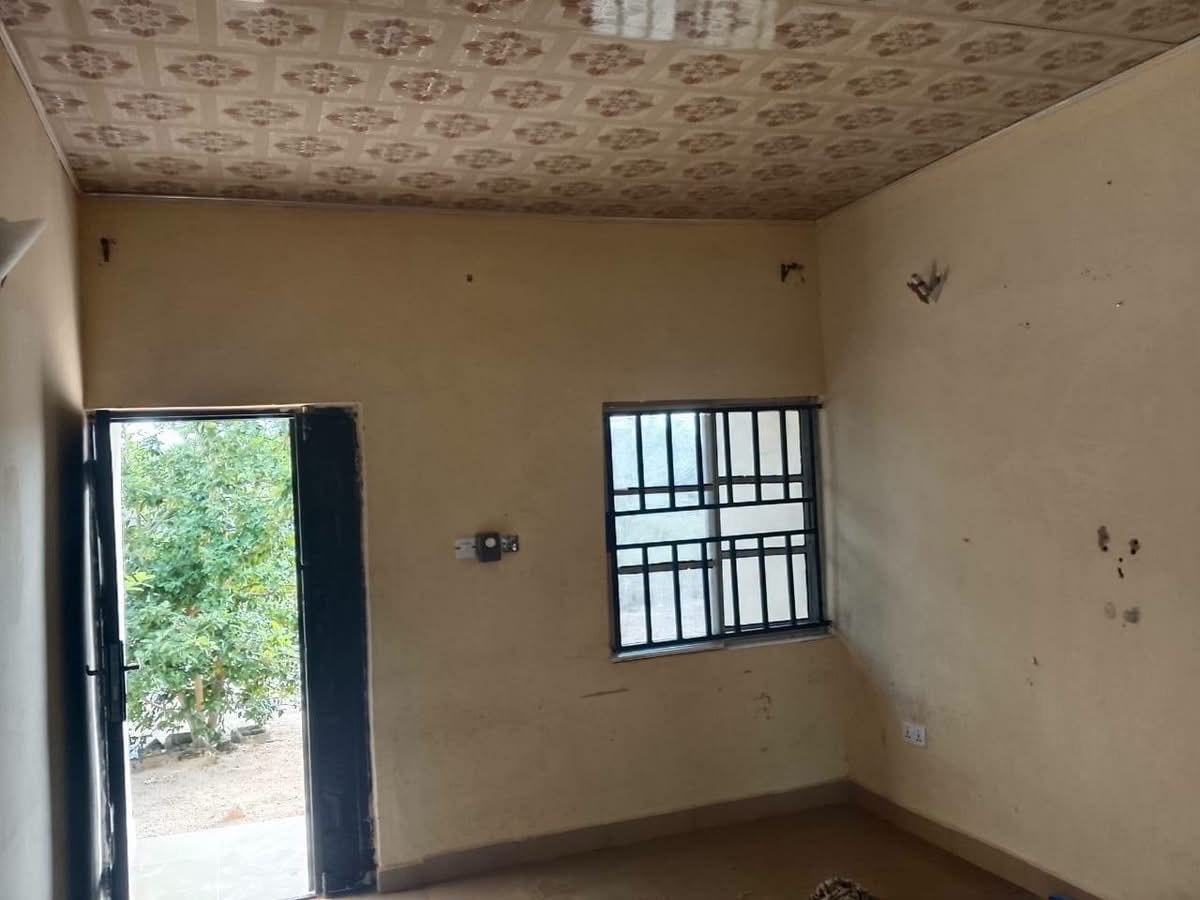 Room and parlor self-contained for rent in adjacent Yaikyor Market, Makurdi, Benue