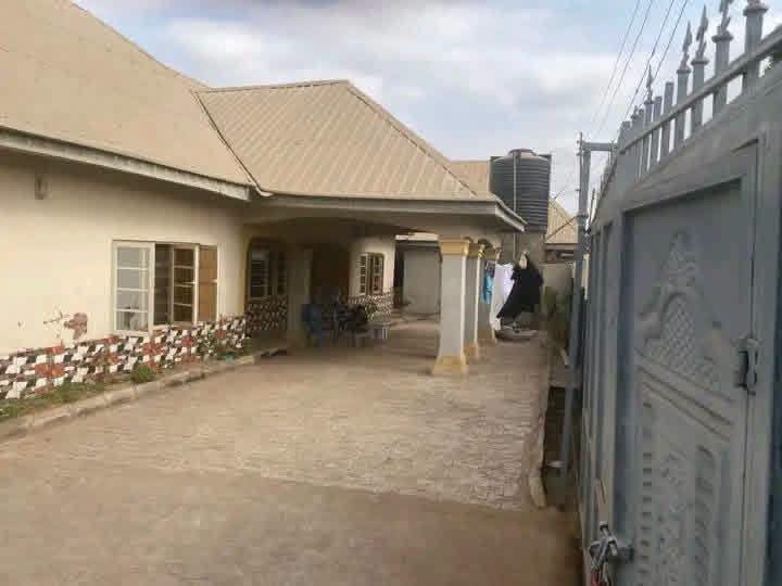 Three Bedroom Flat with BQ and Shop for sale in Logo 1, Makurdi, Benue