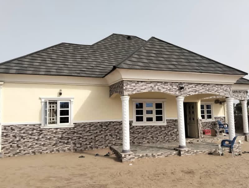 Standard Three Bedroom Flat with BQ for sale in Owner Occupier Extension, Makurdi, Benue