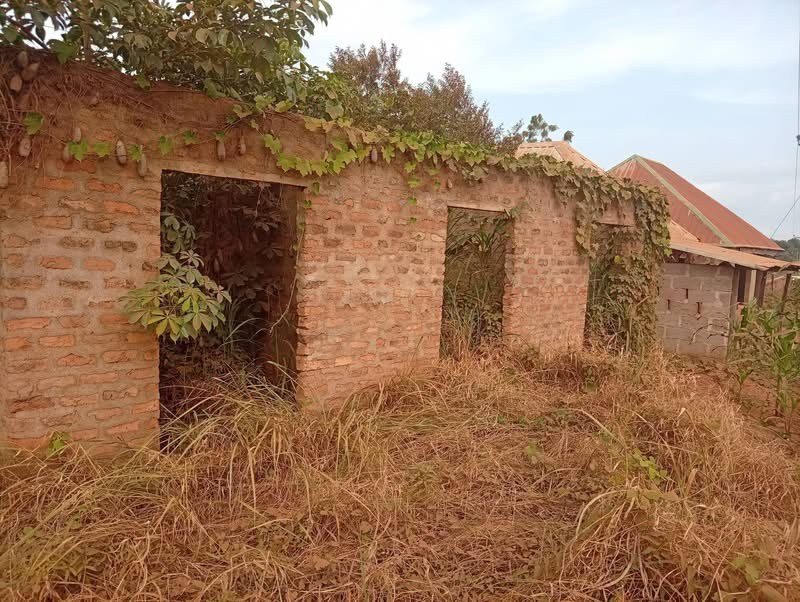 Mixed-Use Property with Self-Contains and Shops for sale in Apir, Makurdi, Benue
