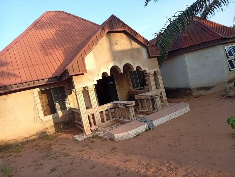 Clean Three-Bedroom Flat with Shop for sale in Owners Occupies Phase 1, Makurdi, Benue