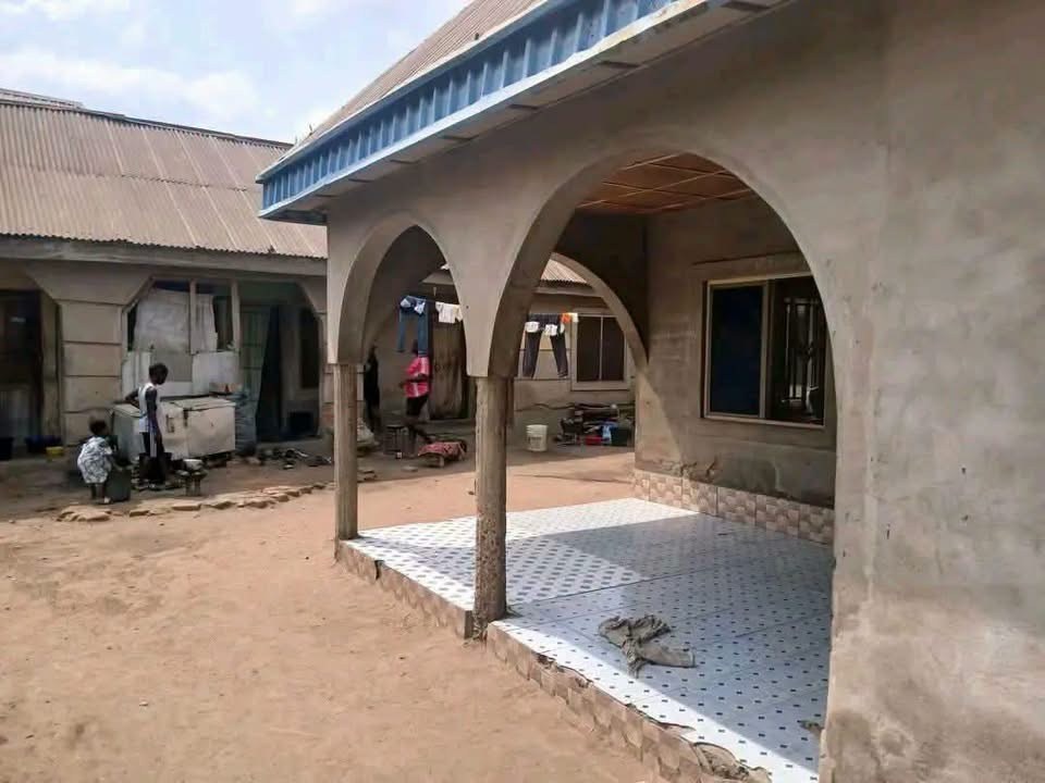 3 Bedroom Flat with 9 Single Rooms for sale in Iorhom, Makurdi, Benue