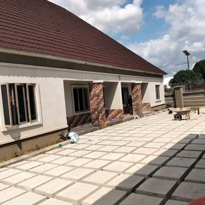 Multi-Unit Residential Property with Solar Power for sale in Owners OccupiersQuarters, Makurdi, Benue
