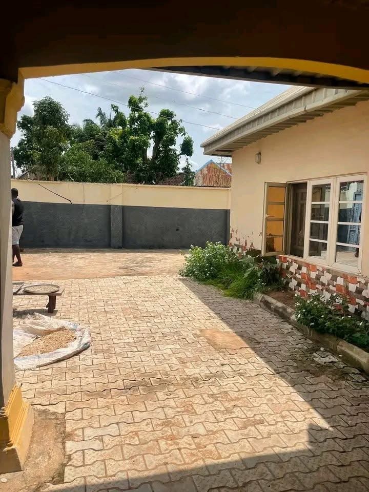 Additional view of 3 Bedroom Flat with Shop