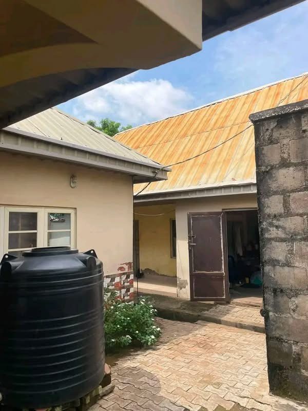 3 Bedroom Flat with Shop for sale in Logo 1, Makurdi, Benue