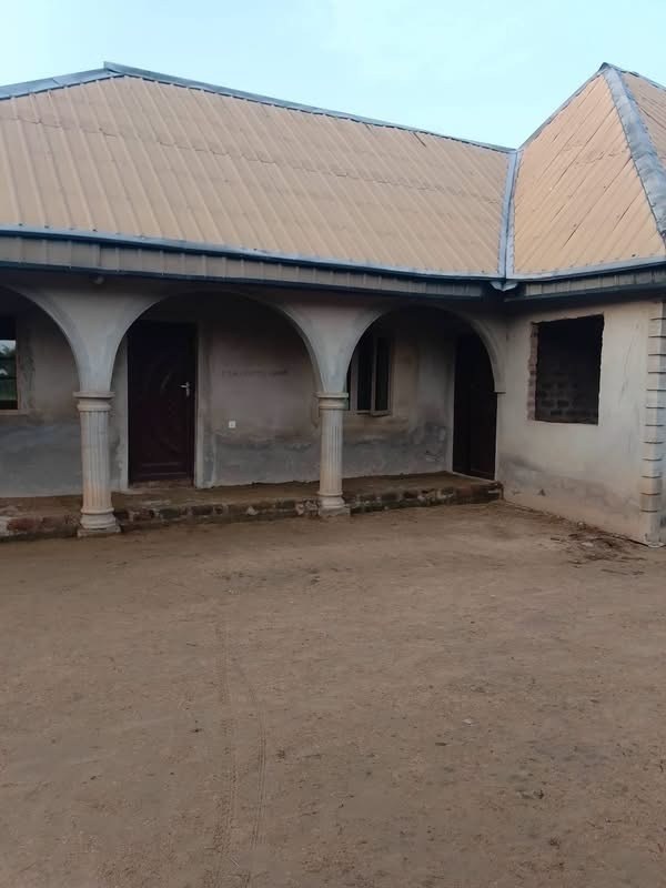 Three Bedroom Flat with Single Room for sale in Gaadi Phase 2, Makurdi, Benue