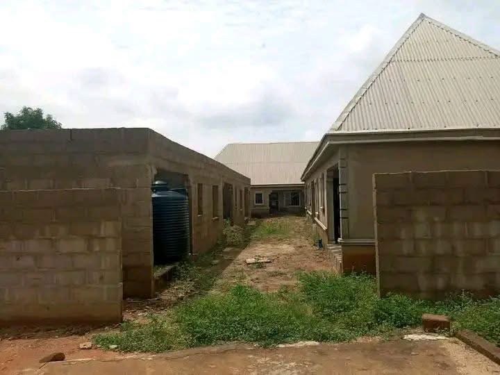 Property with Self-Contains and Flats, Gboko for sale in GRA Gboko, Gboko, Benue