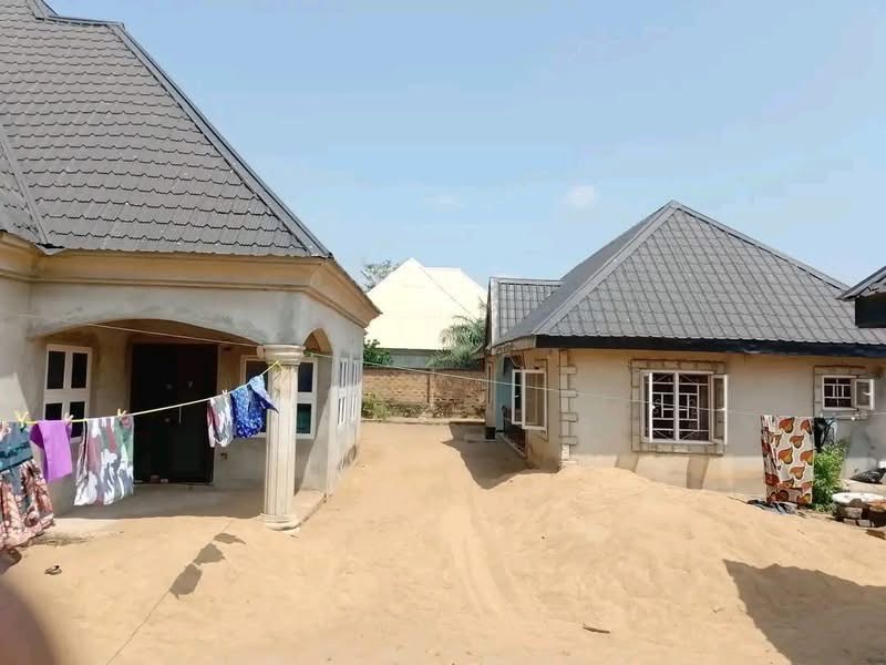 3 Bedroom House with 2 Bedroom Units for sale in Gboko Road, Makurdi, Benue